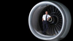 Agence de conférencier, Le Commandant Piché est devenu une personnalité publique dans la nuit du 24 août 2001 alors qu'il réussit l'atterrissage d'urgence d'un Airbus A-330 aux Açores, au Portugal. Un vol de routine qui s'est transformé en urgence encore jamais vue dans le monde de l'aviation. Tous les passagers et membres de l'équipage sont sains et saufs ; c'est tout un exploit.