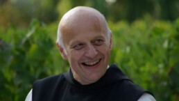 Agence de conférenciers, Frère Marie-Pâques, Taillé comme un roc, il avance franchement et vous regarde droit dans les yeux, toujours avec le sourire. Sa tête est ronde, mais ses idées sont carrées ! Son parler est franc et il n’élude aucune question. Il met toute sa force de conviction dans le message de réconciliation de la vocation d’entreprendre ensemble et la quête de sens.