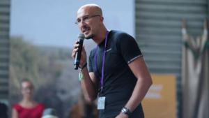 Malek-A. Boukerchi, Agence de conferenciers,Ultra-marathonien de l’extrême (courses dans les déserts chauds et polaires compris entre 300 km et 2000 km), écrivain poète parabolique, ses territoires d’actions se partagent entre l’Hexagone, l’outre-mer, l’Afrique, pour déclencher l’émerveillement dynamique du vouloir résonner/raisonner ensemble.