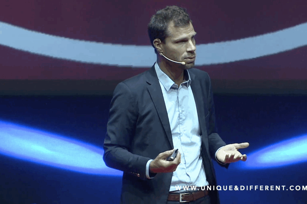 Regis Rossi, Illusionniste du management, conference-spectacle experientielle. Montrer, par l’illusion, que le succes d’un echange dépend en grande partie de la relation établie avec son équipe.