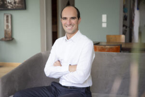 Agence conférenciers ANIMATION SÉMINAIRES CONVENTIONS Pierre Chavanne Journaliste animateur bilingue