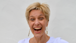 Delphine Besset-Derynck Agence conferencier Le pouvoir du sourire ouvre les consciences pour faciliter les connexions sociales, le contact simple et naturel, le savoir-dire, le mieux-dire
