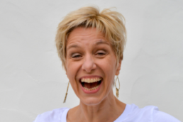 Delphine Besset-Derynck Agence conferencier Le pouvoir du sourire ouvre les consciences pour faciliter les connexions sociales, le contact simple et naturel, le savoir-dire, le mieux-dire