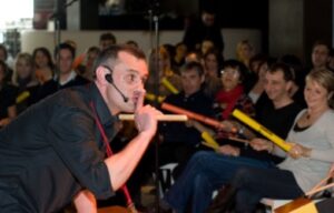 Agences de conférenciers TEAM BUILDING - INTELLIGENCE RELATIONNELLE, Percussion tambour Thierry Gaslain percussionniste