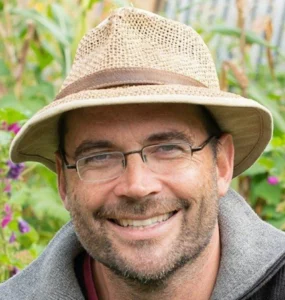 Agence de conférencier Degroote Gilles Permaculture team Building Main dans la Terre