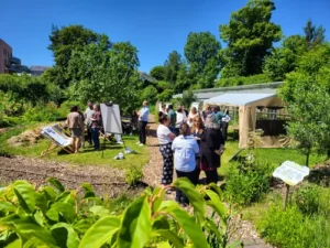 Agences de conférencier Degroote Gilles Permaculture team Building Main dans la Terre