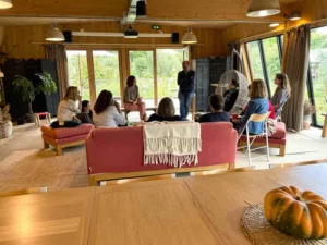 Agences de conférenciers Degroote Gilles Permaculture team Building Main dans la Terre